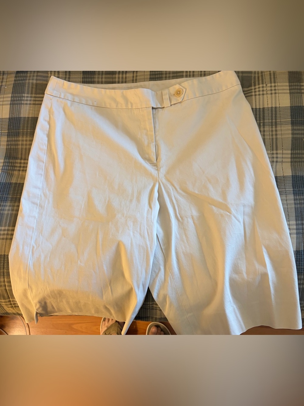 Women’s Jones New York Classic Tailored Shorts. Cream. Size 12.